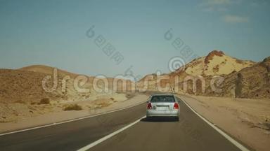 在沙漠中公路旅行。 冒险旅行在沙漠中缓慢的运动。